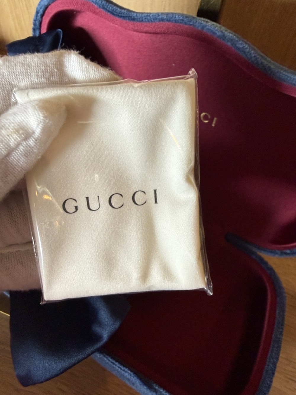 Gucci Velvet Sunglass Case in Blue with Burgundy Interior,dusty bag, wipe cloth - Picture 2 of 10